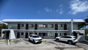 Exterior - Bayview Apartments by Lowkl (Fort Lauderdale)