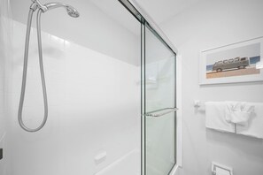 Quarto luxo | Banheiro | Chuveiro/banheira combinados, toalhas de banho, sabonete, shampoo