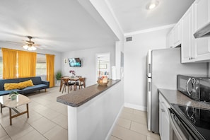 Chambre Premium | Cuisine privée | Réfrigérateur, micro-ondes, plaque de cuisson, grille-pain