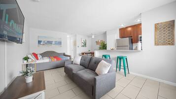 Superior Queen Studio w/ Kitchen & Futon | Soundproofing, free WiFi, bed sheets