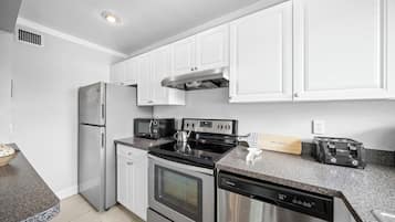 Premium 2-Bedroom 2-Bath Family Suite w/ Kitchen & Sofa Bed | Private kitchen | Fridge, microwave, stovetop, toaster