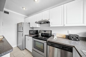 Premium 2-Bedroom 2-Bath Family Suite w/ Kitchen & Sofa Bed | Private kitchen
