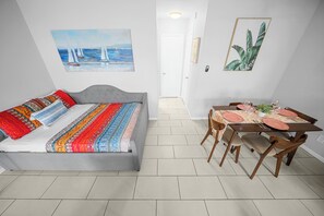 Superior Queen Studio w/ Kitchen & Futon | Soundproofing, free WiFi, bed sheets - Bayview Apartments by Lowkl (Fort Lauderdale)