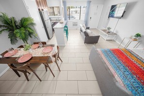 デラックス ルーム | 防音設備、WiFi (無料)、ベッドシーツ