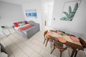 Superior Queen Studio w/ Kitchen & Futon | Soundproofing, free WiFi, bed sheets - Bayview Apartments by Lowkl (Fort Lauderdale)