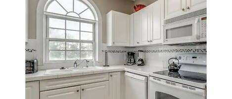 Køleskab, mikrobølgeovn, ovn, kogeplade