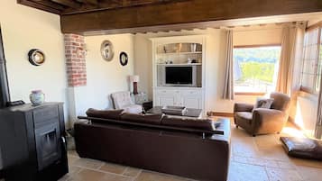 Smart-TV, Kamin, Stereoanlage