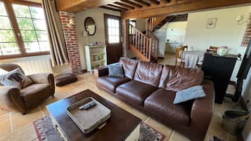Smart TV, fireplace, stereo