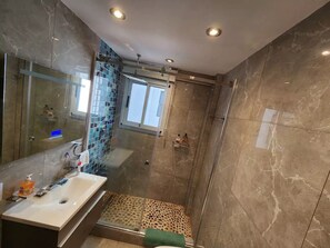 Douche, sèche-cheveux, bidet, serviettes fournies