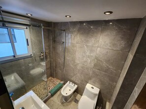 Douche, sèche-cheveux, bidet, serviettes fournies