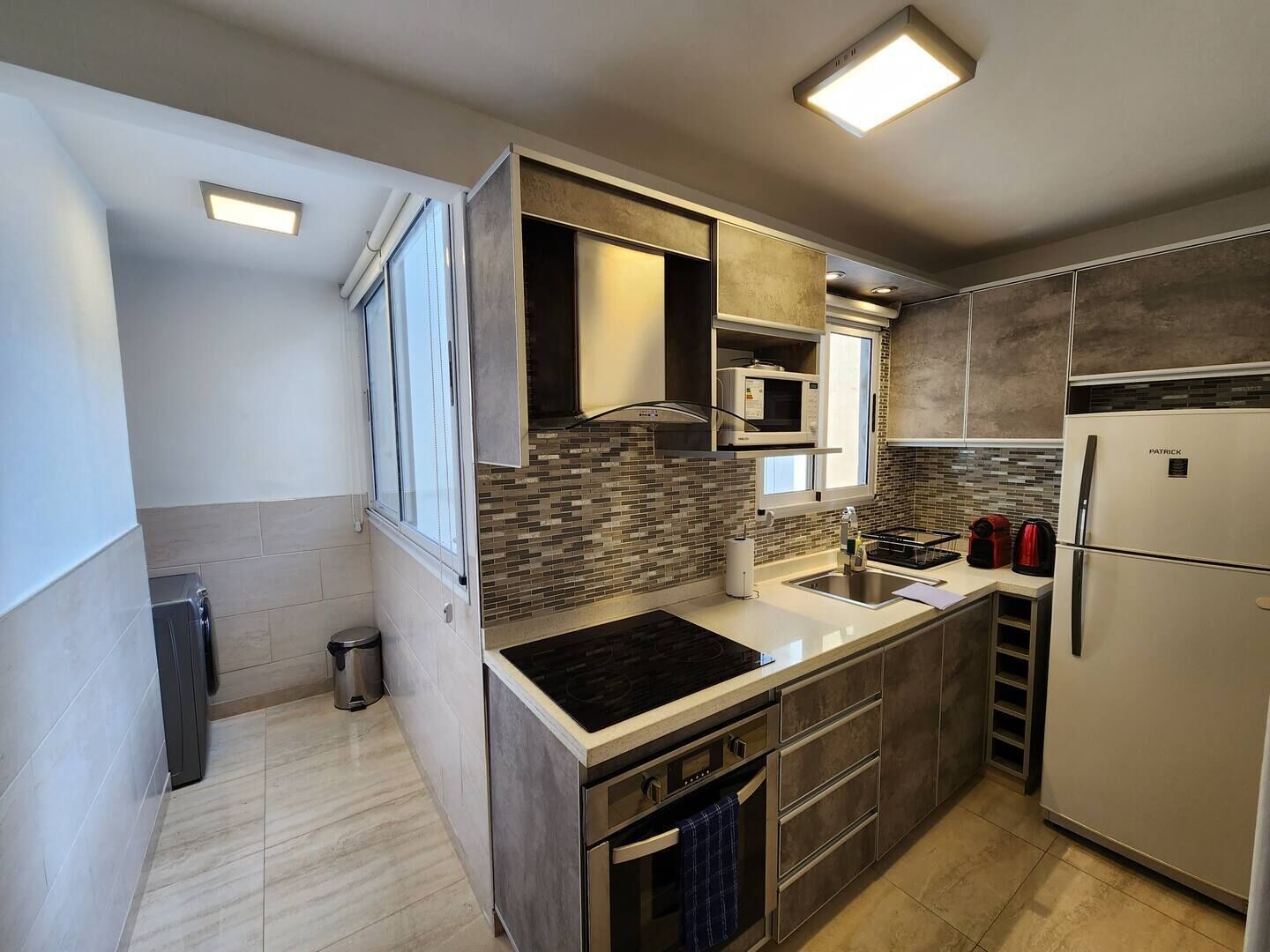 Kühlschrank, Mikrowelle, Ofen, Wasserkocher mit Kaffee-/Teezubehör