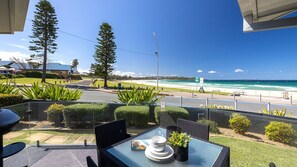 Outdoor dining - Mariners 3 - The closet apartment to Mollymook Beach, you can almost touch it! (Mollymook)