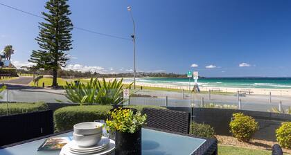Mariners 3 - The closet apartment to Mollymook Beach, you can almost touch it!