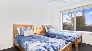 2 bedrooms, iron/ironing board, free WiFi, bed sheets - Mariners 3 - The closet apartment to Mollymook Beach, you can almost touch it! (Mollymook)
