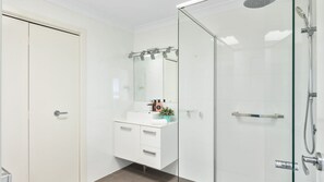 Shower, hair dryer, towels - Mariners 3 - The closet apartment to Mollymook Beach, you can almost touch it! (Mollymook)