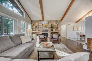 TV, caminetto, libri, studio