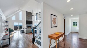 Fernseher, Kamin, Stereoanlage