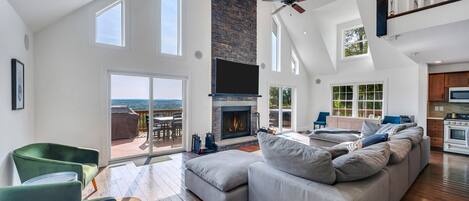 Televisor, llar de foc i estèreo