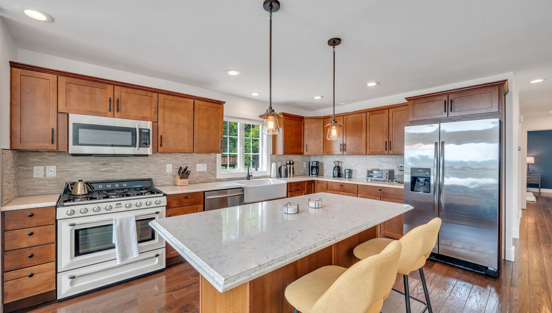 Micro-ondes, four, plaque de cuisson, cafetière/bouilloire