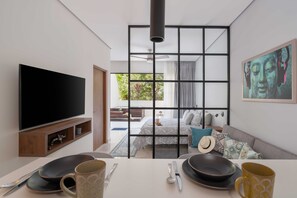 1 habitación, caja de seguridad en la habitación y escritorio 