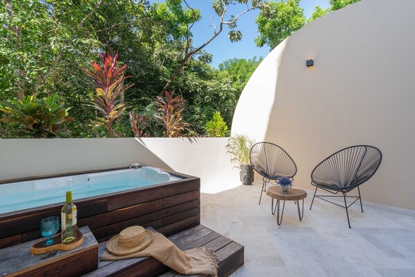 Outdoor spa tub - New Apartment with Private terrace Jetted tub (TULUM)