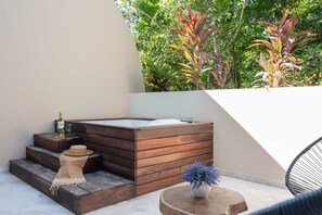 Tina de hidromasaje al aire libre