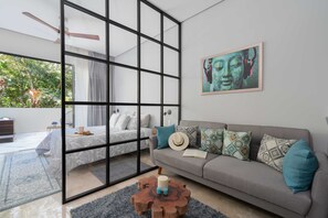 1 camera, una cassaforte in camera, una scrivania, ferro/asse da stiro