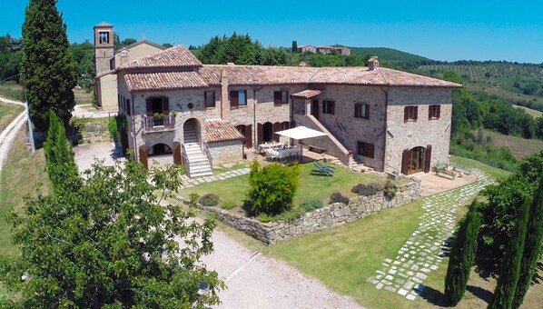 Exterior - WEEKLY RENTALS FOR FAMILY HOLIDAYS - UP TO 24 PEOPLE - 3 COUNTRYHOUSES (Umbria)