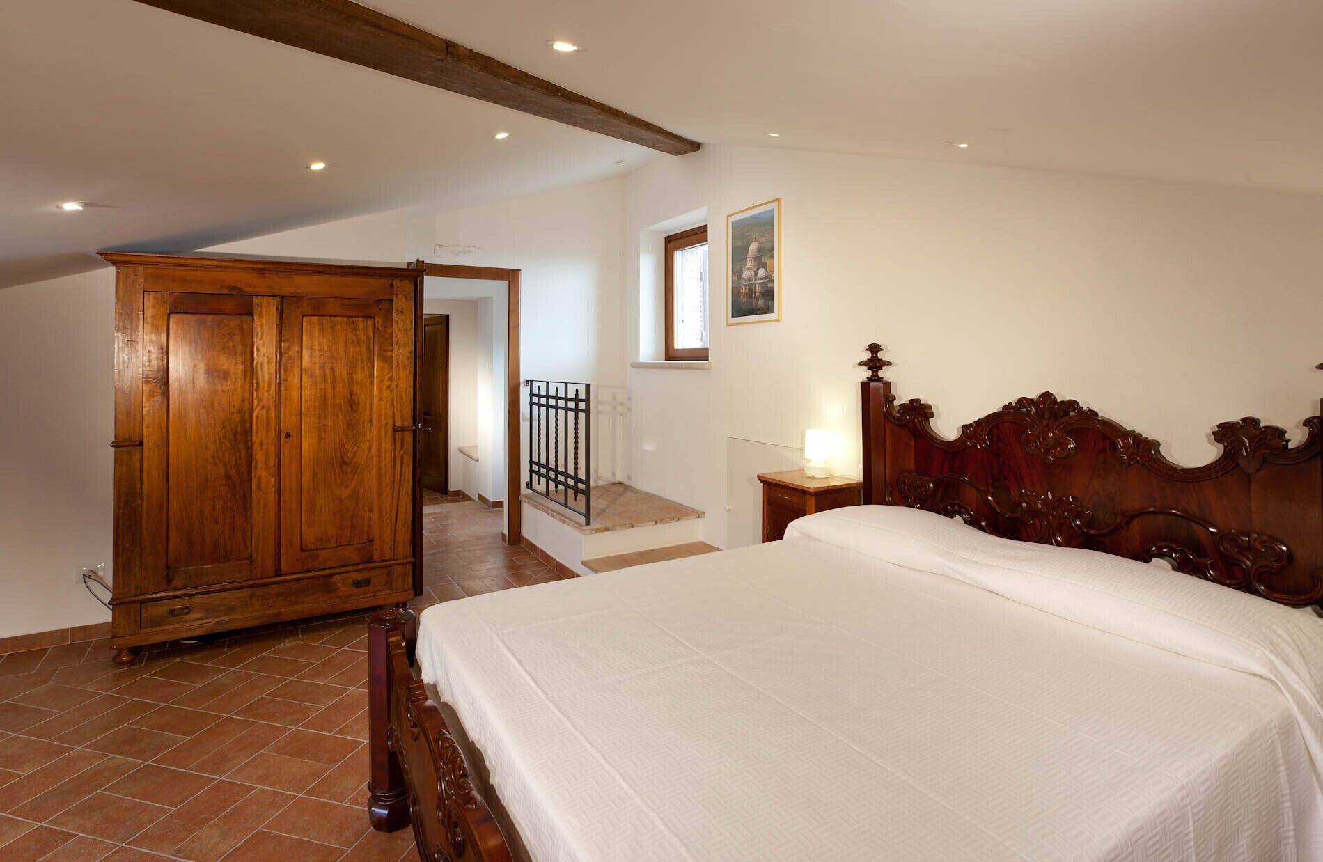 12 chambres, bureau, fer et planche à repasser, lit parapluie