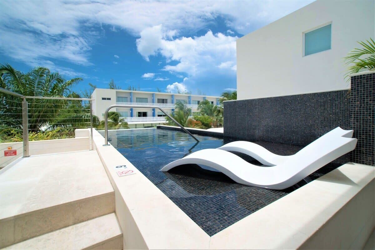 Alberca infinita y alberca en la azotea