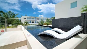 Et evighetsbasseng og et basseng på takterrassen