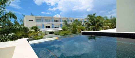 Alberca infinita y alberca en la azotea