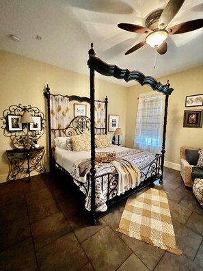 5 bedrooms, WiFi, bed sheets - Farm to Beach in 15 Minutes (Panama City Beach)