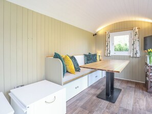 Interior - Sybs Farm Shepherds Hut (Haslemere)
