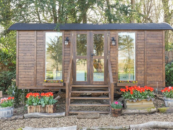 Exterior detail - Sybs Farm Shepherds Hut (Haslemere)