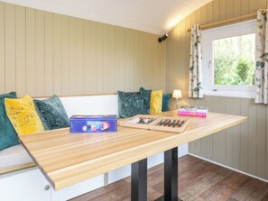 Game room - Sybs Farm Shepherds Hut (Haslemere)
