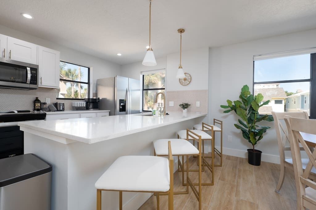 Køleskab, mikrobølgeovn, ovn, kogeplade