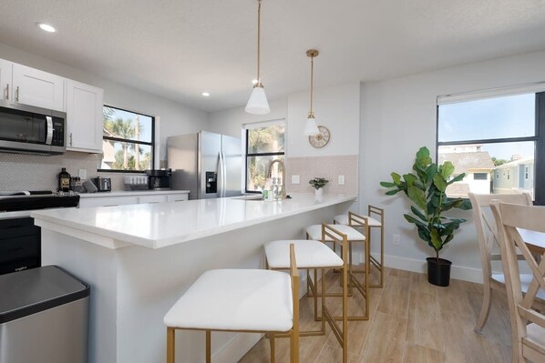 Réfrigérateur, micro-ondes, four, plaque de cuisson