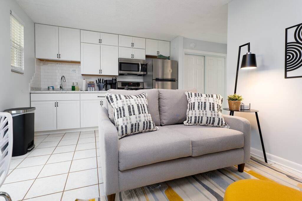 Een koelkast, een magnetron, een kookplaat