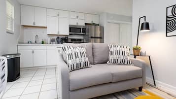 Een koelkast, een magnetron, een kookplaat