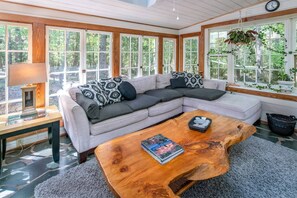 Smart-TV, Kamin, DVD-Player, Bücher