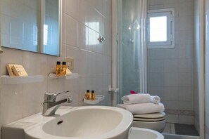 Dusche, Haartrockner, Bidet, Handtücher
