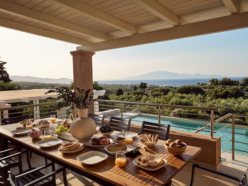 Merovigli 4 bedroom villa with private pool and sea views