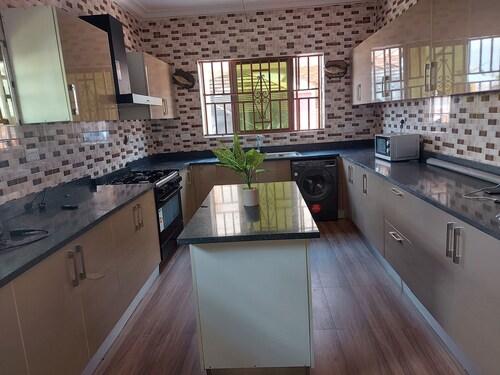 The place is close to Barekesse Dam , access to Internet,washing machine, TV etc