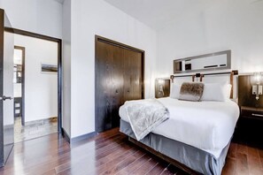 4 Schlafzimmer, Schreibtisch, Bügeleisen/Bügelbrett, Reisekinderbett