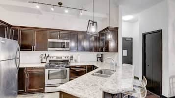 Jääkaappi, mikroaaltouuni, uuni, liesi