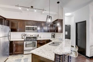 Fridge, microwave, oven, stovetop - Mountain Getaway for Families &Groups WATERSLIDE!! (Canmore)