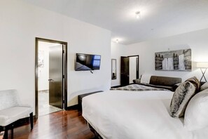 3 habitaciones, escritorio y tabla de planchar con plancha 