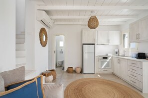 Kühlschrank, Mikrowelle, Ofen, Wasserkocher mit Kaffee-/Teezubehör