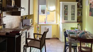 A kitchen with wooden beams, a dining area with chairs, and a window with a view. - The most glamorous lounge in downtown: romantic sensory and rock! (Bergamo)